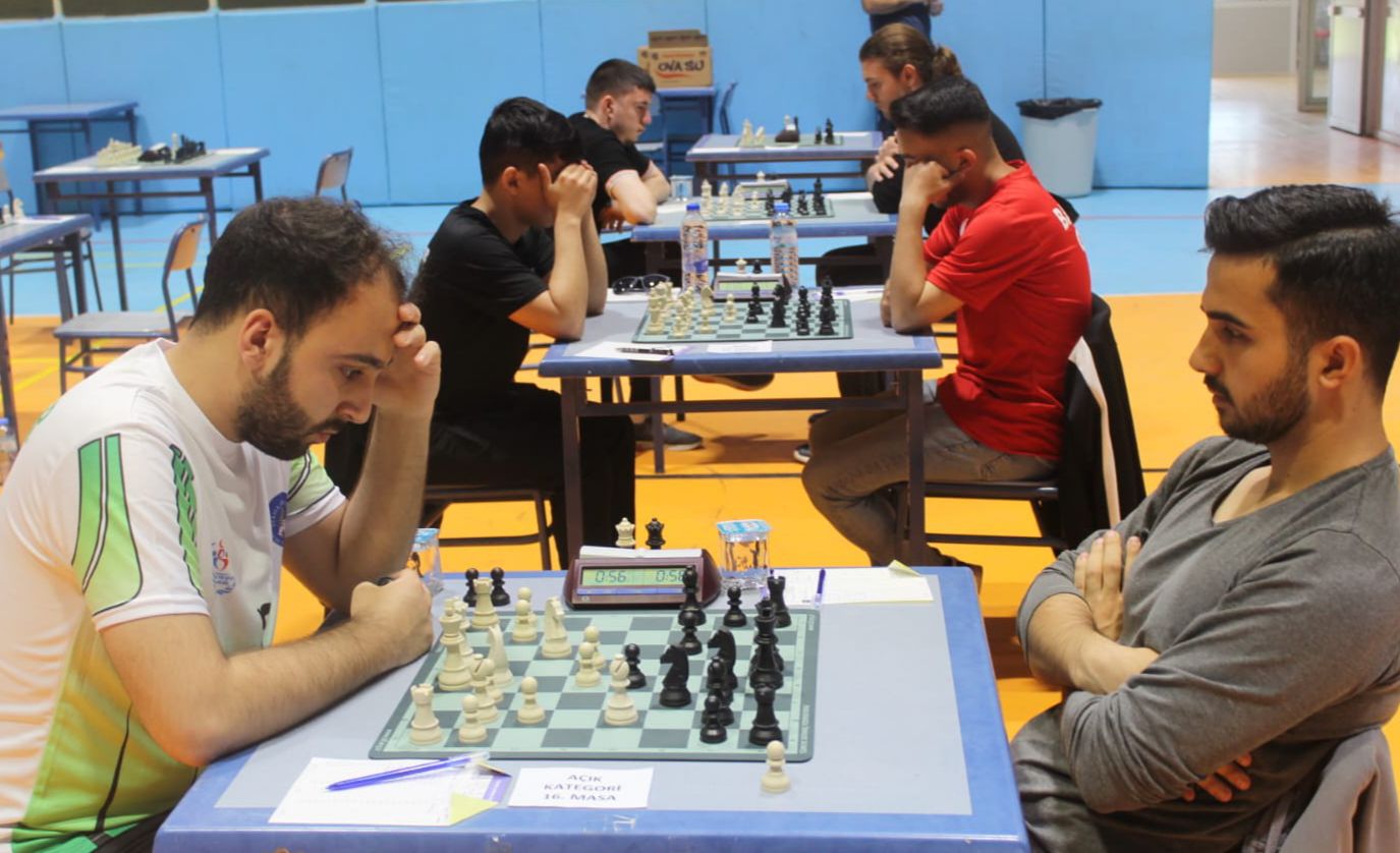 Afyonkarahisar'da Satranç Tahtaları Savaş Alanına Dönüşüyor: KYK Türkiye Şampiyonası Başladı!